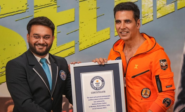 AKSHAY KUMAR BREAKS GUINNESS WORLD RECORD FOR CLICKING 184 SELFIES IN THREE MINUTES