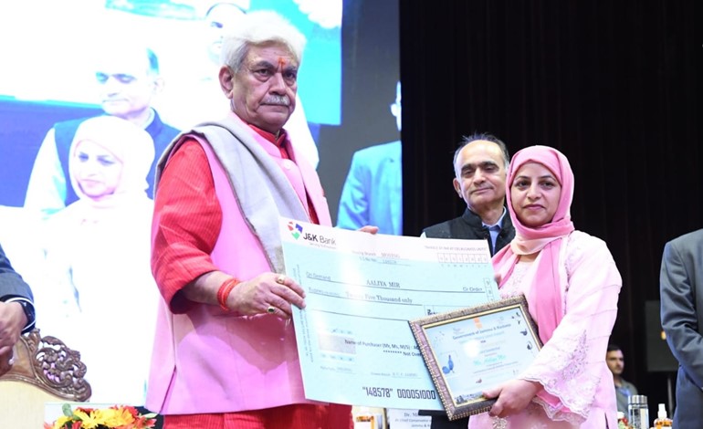 ALIA MIR, FIRST WOMAN WILDLIFE RESCUER IN J-K, HONOURED WITH WILDLIFE CONSERVATION AWARD