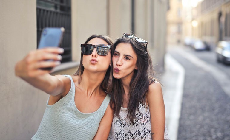 how social media shapes choices millennials