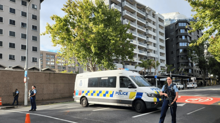 Central Auckland roads cordoned off after gun sighting
