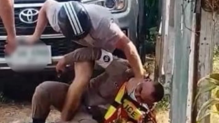 Two New Zealanders have been arrested in Thailand for attacking a police officer