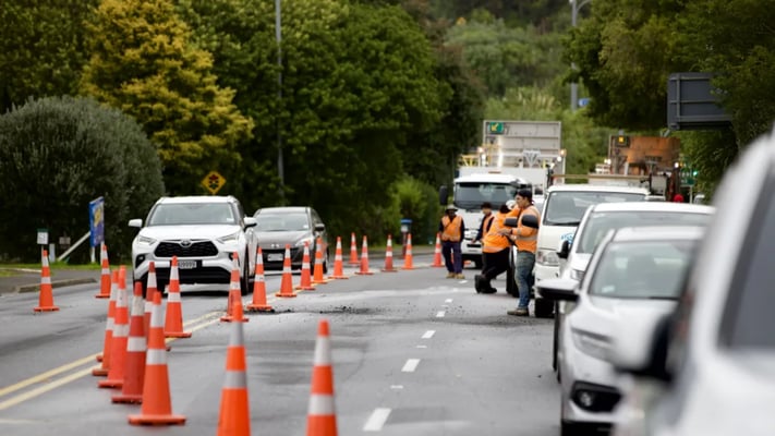 Sinkhole opens up on busy Auckland road as water main bursts
