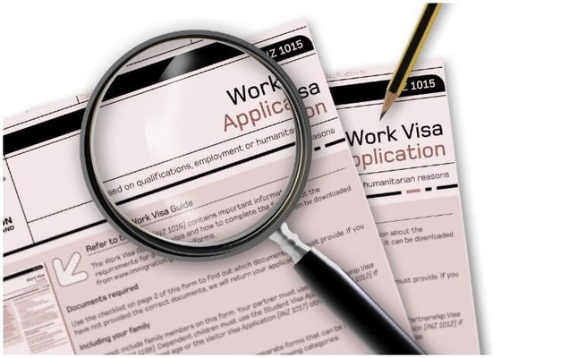Can skilled migrants be allowed to work as contractors not linked to a single employer?