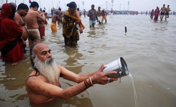 Thousands of devotees take holy dip on Makar Sankranti