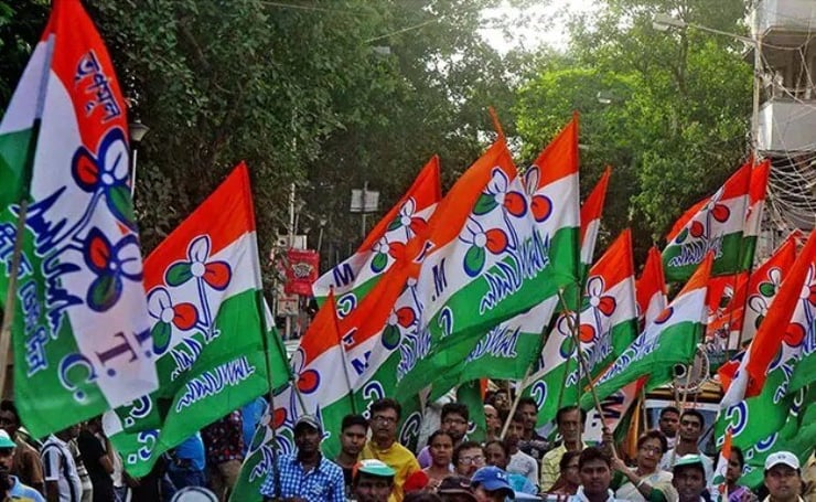 BJP gaining big in Bengal: Leads in 17 seats, Trinamool in 24