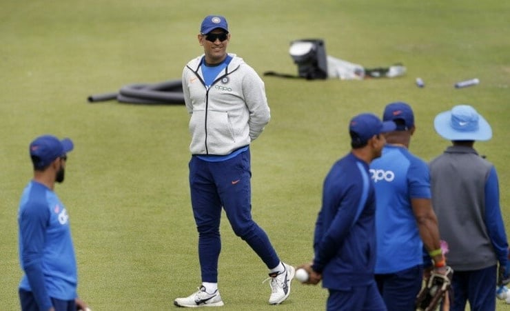 'Dhoni asked not to retire while team grooms Pant'