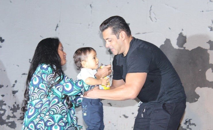 Salman attends Ganesh Utsav at sister Arpita's home with family