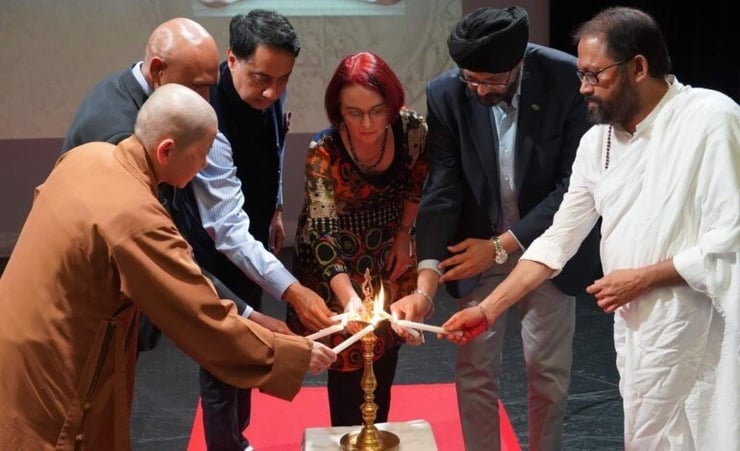 Spiritual leader Gurudevshri Rakeshbhai gets a warm welcome in Auckland