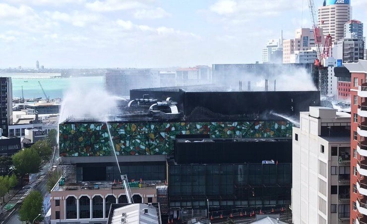 More traffic delays expected as Auckland fire continues to burn
