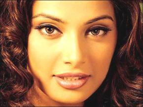 IIFA: Sallu, Bips make up for missing stars