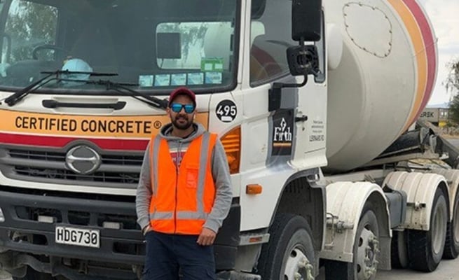Police praise Indian truck driver for helping blind pedestrian on a roundabout