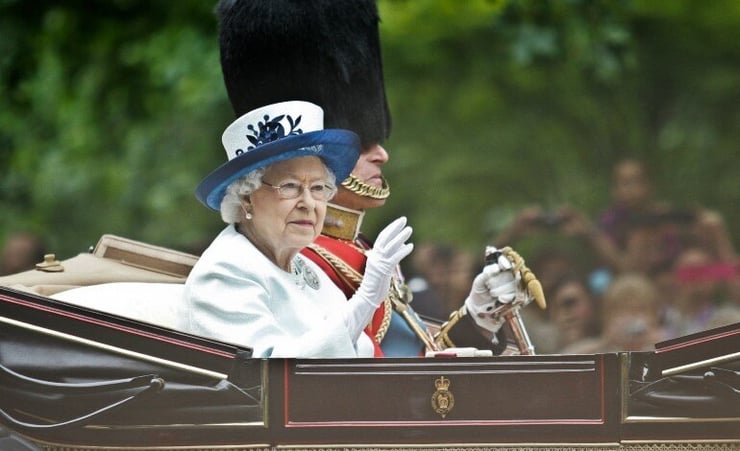 Queen tells UK 'we will succeed' in fight against COVID-19