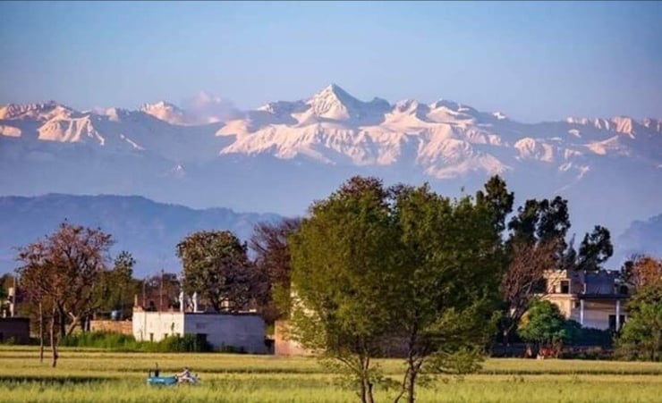 Himalayas visible for first time in 30 years as pollution levels in India drop