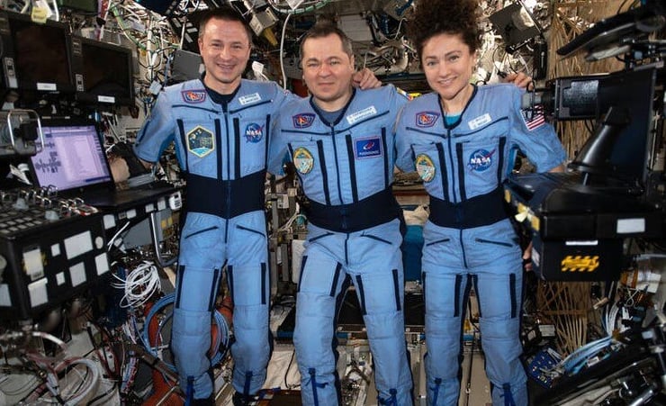 3 space travellers return to a different Earth hit by COVID-19