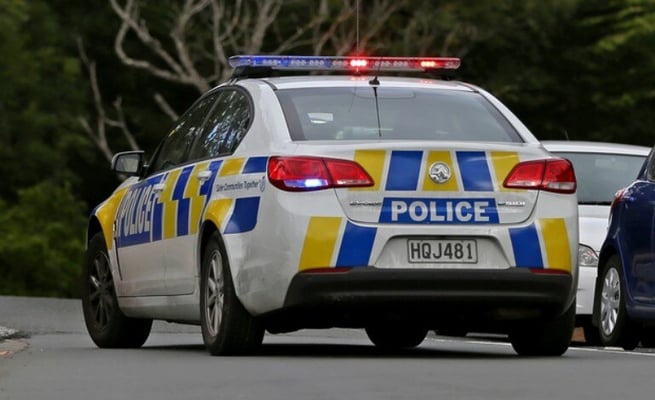 Machete weilding man shot by police in Papatoetoe