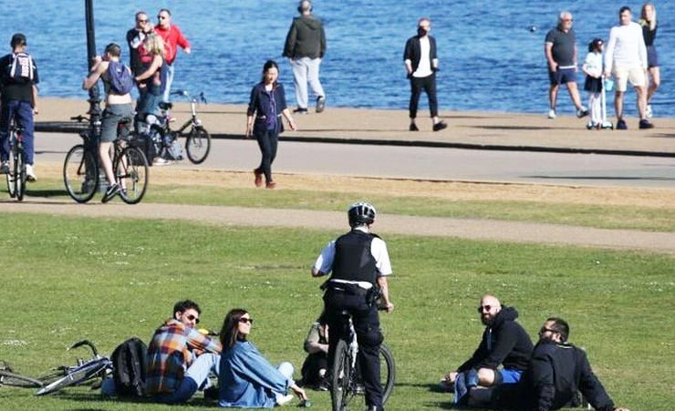 Britons flout social distancing measures amid lockdown