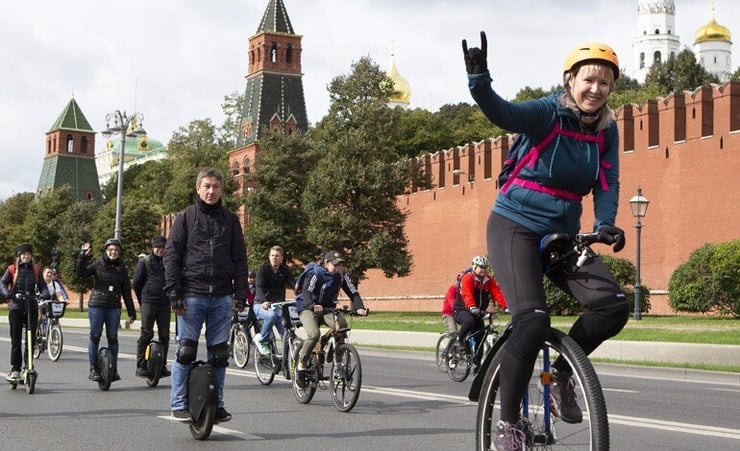 Canadian, Spanish students cycle 100 km in Singapore - to feed Mumbai migrants
