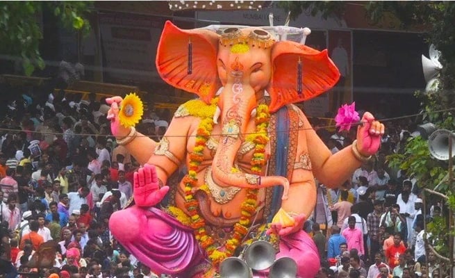 Corona shrinks Mumbai's famed gigantic Ganesh idols
