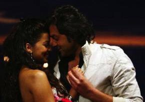 Bobby, Mugdha lock lips?