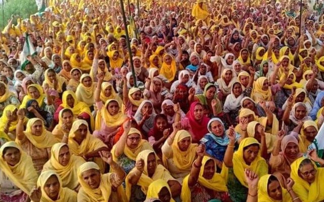 Singhu: Social activist distributes 200+ sanitary napkins to female protesters