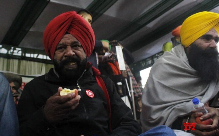 Farmer leaders at Singhu end hunger strike with 'Ardaas', fruits