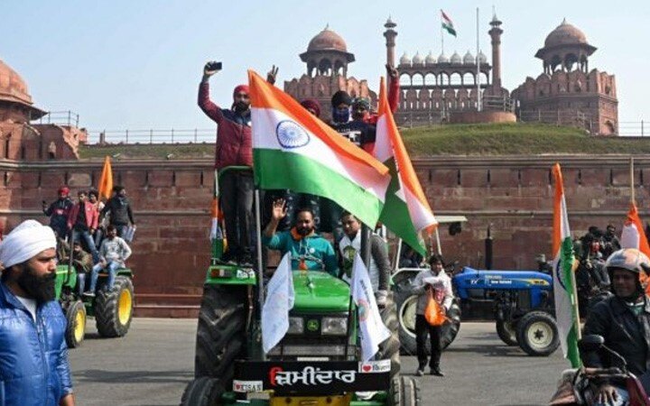 After violent clashes with police, farmers swarm Red Fort