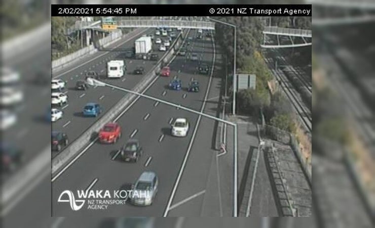 Auckland's Greenlane southbound blocked, one lane closed due to an incidenty