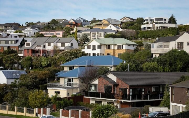 First home buyers struggle to get into housing market, as investors rush to beat tighter LVRs