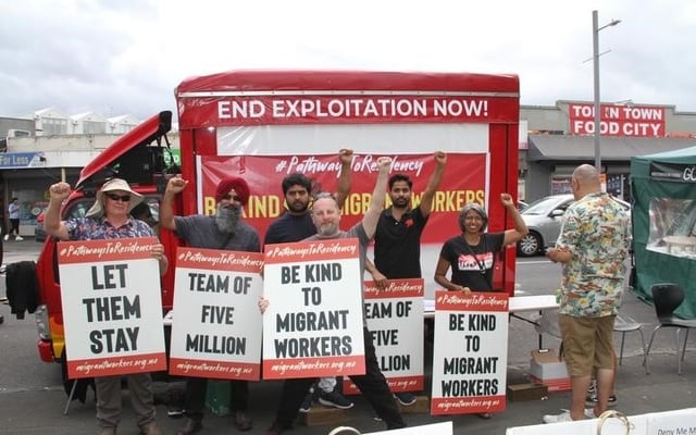 Migrants join forces as deadlock galvanises action