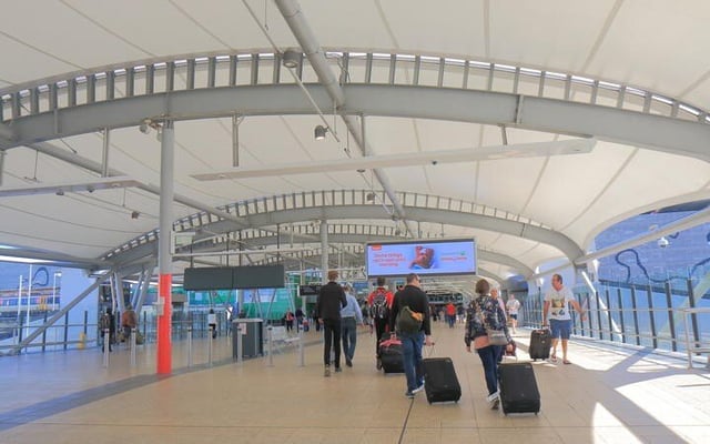 Trans-Tasman bubble: New Zealand arrivals to monitor health after Brisbane Airport green zone breach