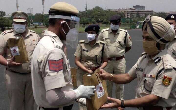 Delhi IPS officer distributes immunity kits, masks to colleagues on the streets