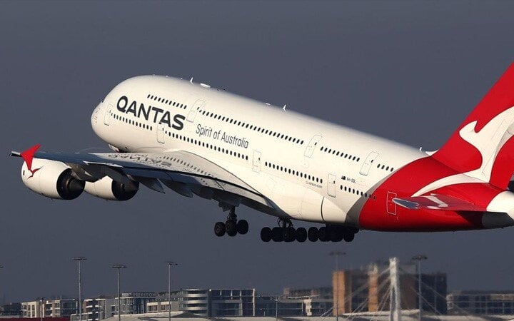 Qantas to shed hundreds of staff