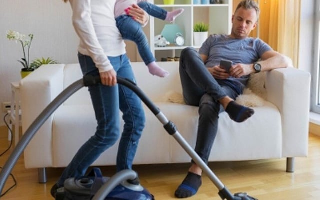 Married men who avoid household responsibilities earn more at work: Study