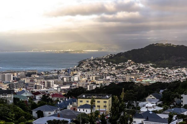 Auckland couple flies to Wellington in latest lockdown breach