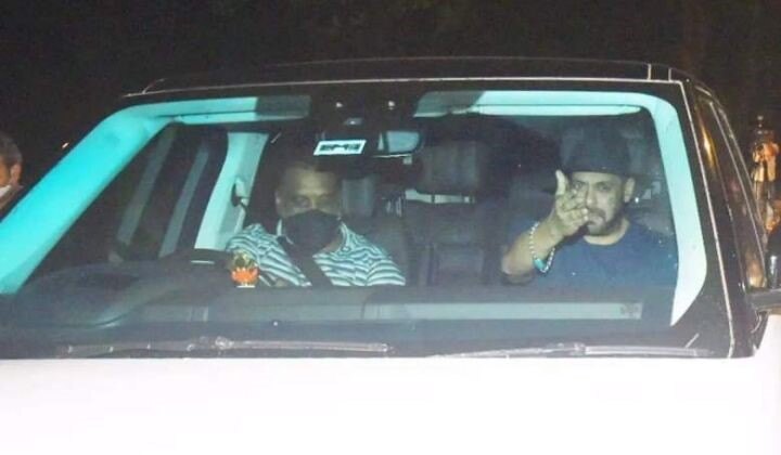Salman Khan visits Shah Rukh Khan at Mannat after Aryan Khan's arrest