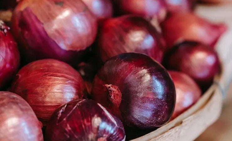 3 Amazing Onion Hair Masks that will control hair fall and give you shiny locks