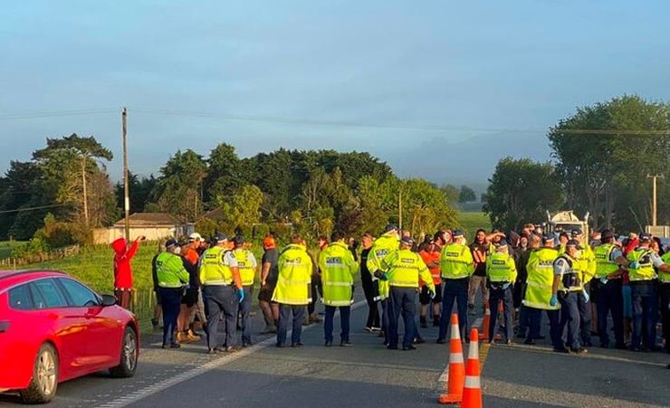 Protesters block road at Auckland's northern boundary