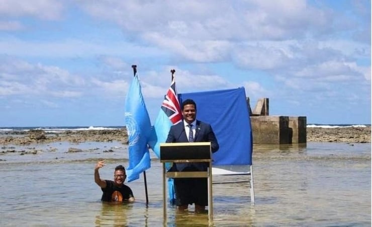 Tuvalu minister makes speech in knee-deep water