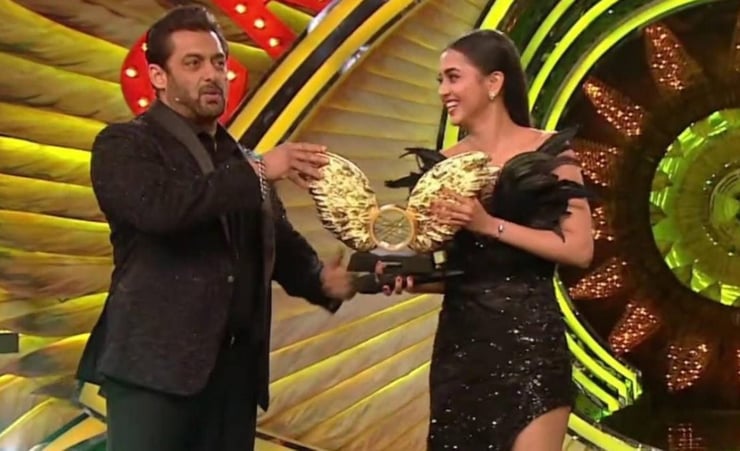 'Bigg Boss 15': Tejasswi Prakash lifts trophy, collects cheque of Rs 40 lakh