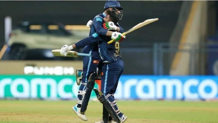Gujarat Titans sing “Aava De”!