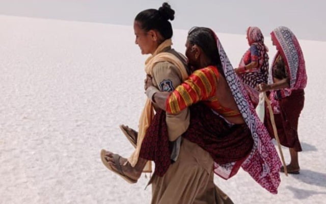 Woman cop carries elderly woman on her shoulders for five kilometres