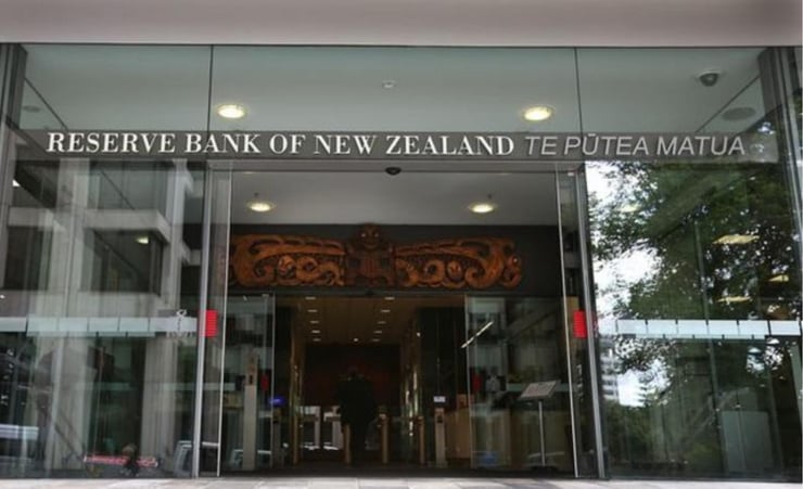 Reserve Bank increases official cash rate to six-year high of 2 percent