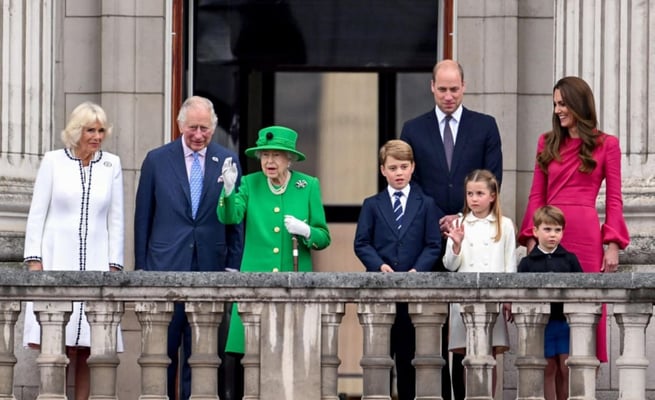 Queen Elizabeth 'humbled' by cheering Jubilee crowds