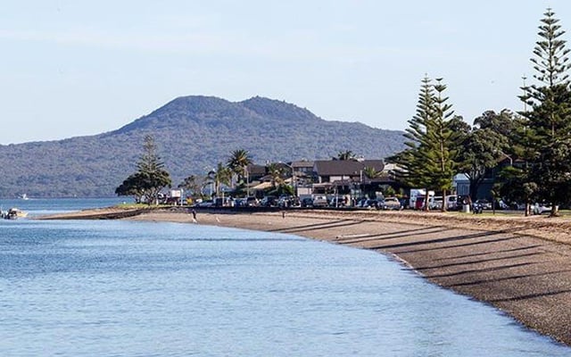 Body found on Bucklands Beach after boat capsize