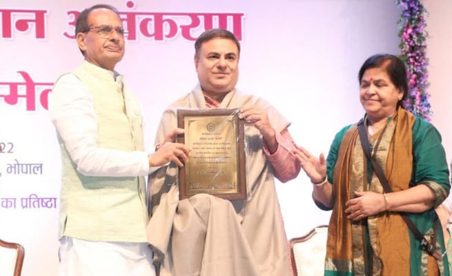 Writer Rohit Kumar ‘Happy’ receives award in Bhopal