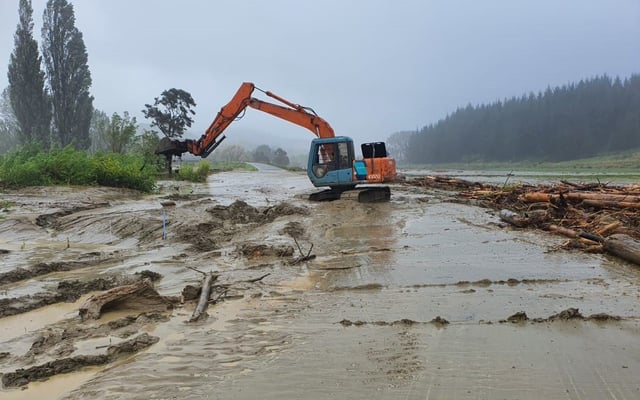 North Island braces for more wild weather as severe thunderstorm watch issued