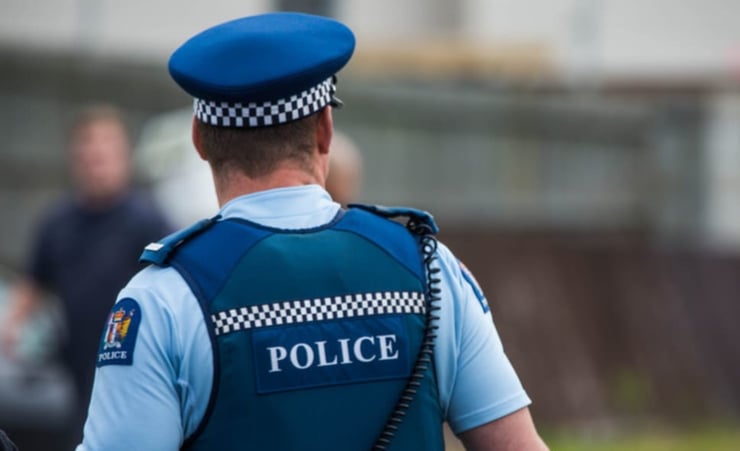 Superette worker knocked unconscious in robbery