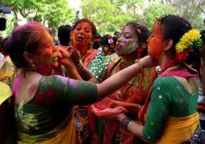 Singh, Patil greet Indians on Holi