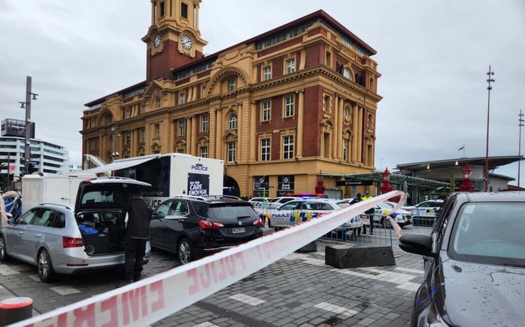Auckland Ferry Building cordoned off due to people on roof