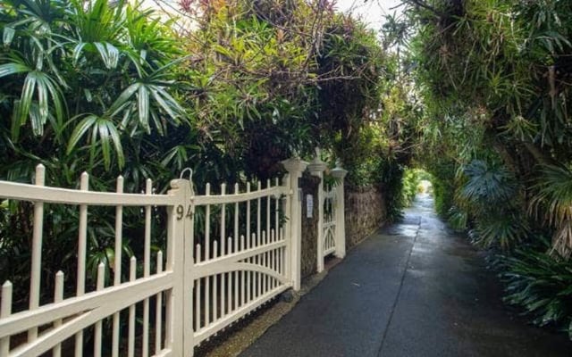 Leafy berm lauded by one council agency, another threatens to chop it down